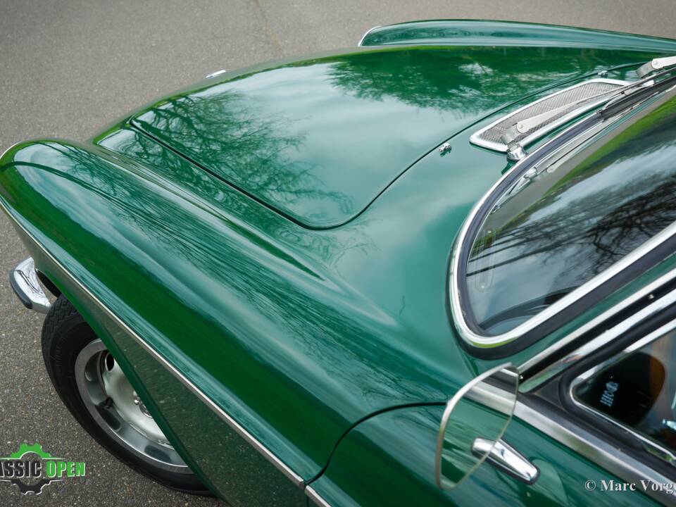 Image 21/34 of Volvo 1800 ES (1972)