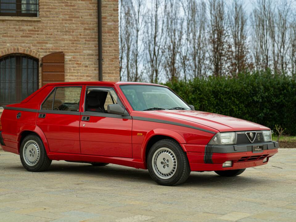 Immagine 2/50 di Alfa Romeo 75 3.0 V6 America (1987)