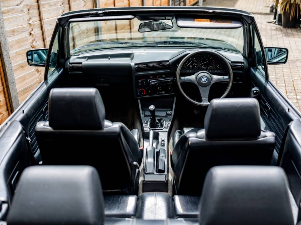 Bild 34/47 von BMW 320i (1990)