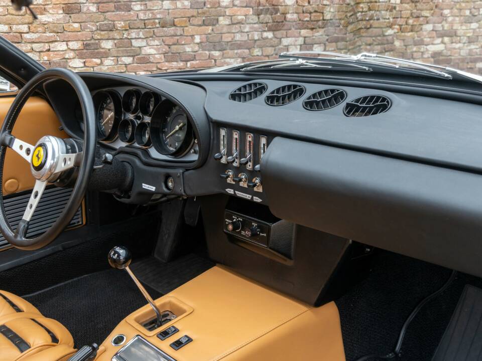 Image 36/50 de Ferrari 365 GTB/4 Daytona (1974)
