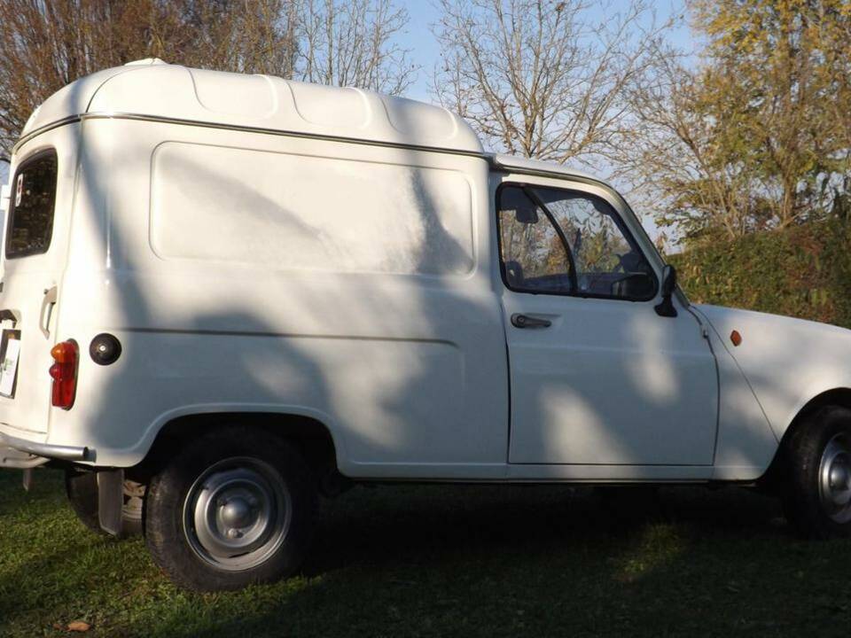 Image 22/44 of Renault R 4 F6 (1982)