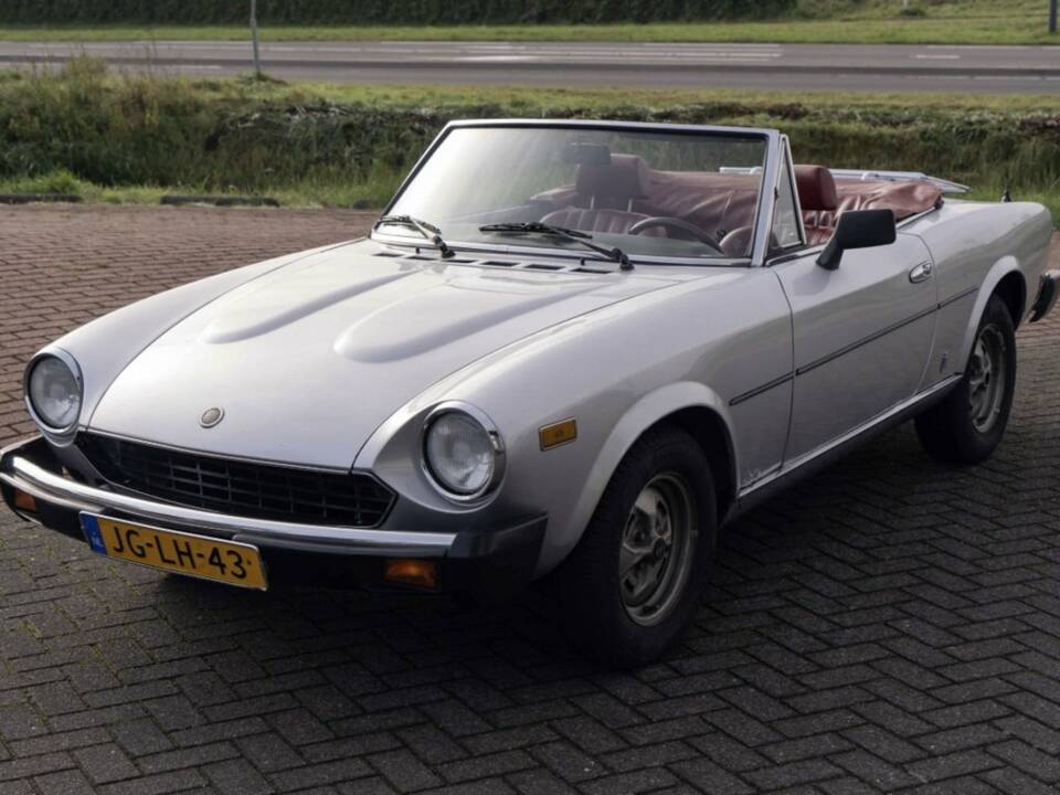 Afbeelding 1/8 van Alfa Romeo 2000 Spider Veloce (1979)