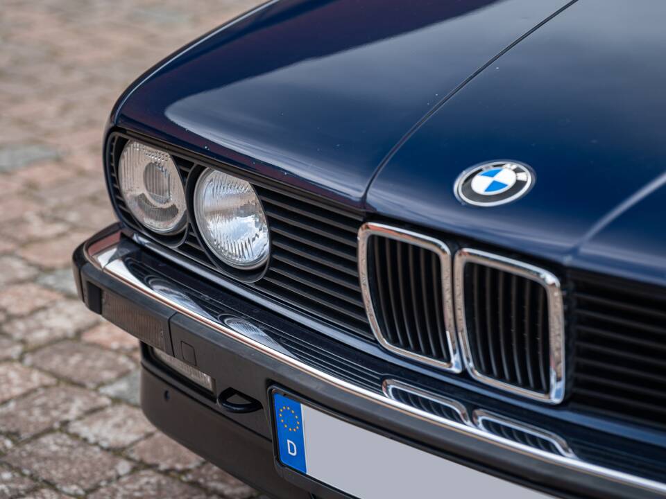 Image 5/99 of BMW 320i (1989)