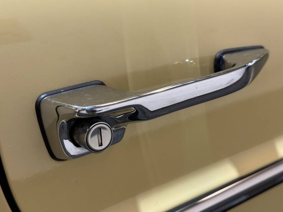 Immagine 33/35 di Mercedes-Benz 200 (1975)