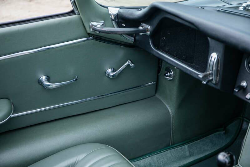 Image 27/36 de Jaguar E-Type (1967)