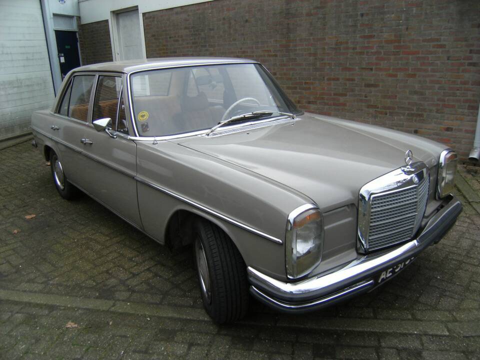 Image 5/8 of Mercedes-Benz 230 (1972)