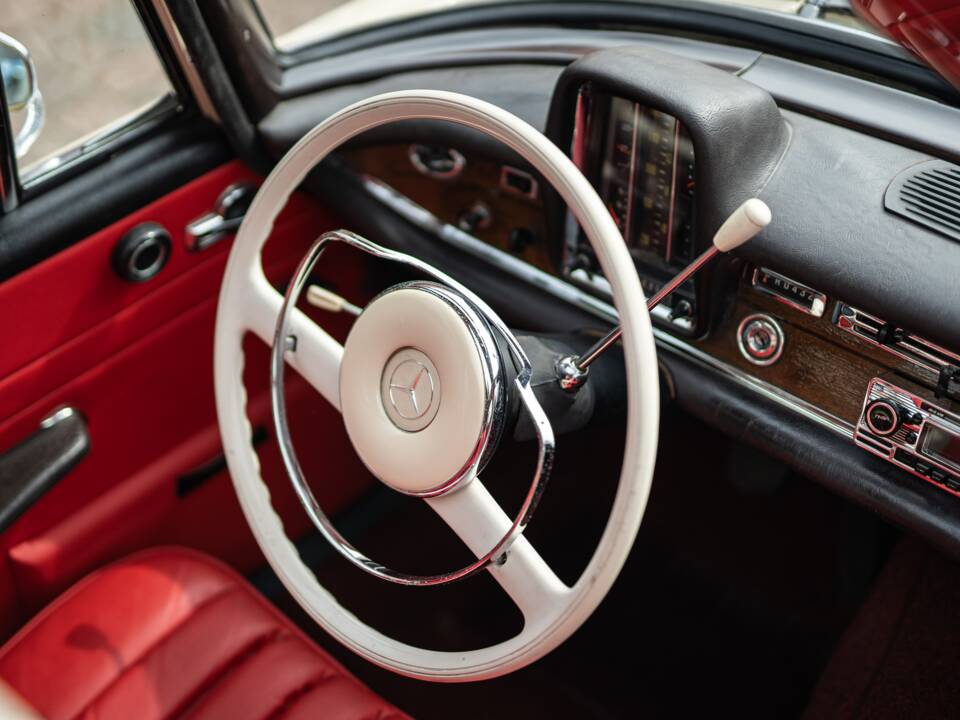 Image 29/42 of Mercedes-Benz 220 SE b (1965)