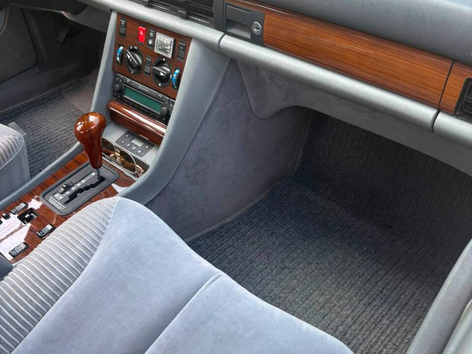 Immagine 11/13 di Mercedes-Benz 300 SE (1990)