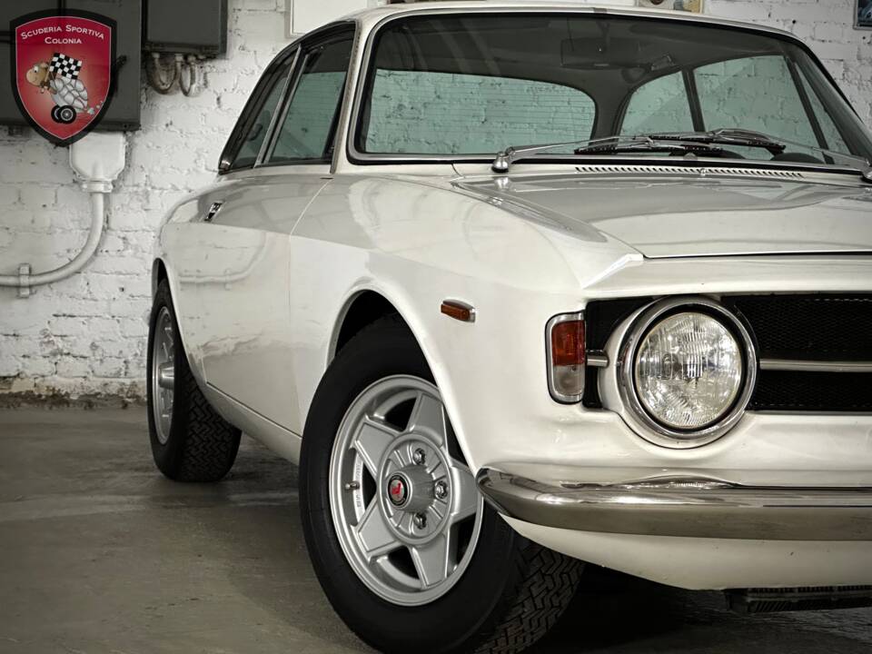 Immagine 17/53 di Alfa Romeo Giulia GT 1300 Junior (1970)