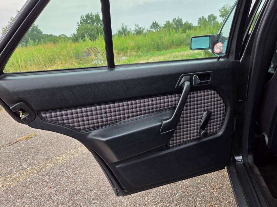 Bild 17/39 von Mercedes-Benz 190 E 1.8 (1992)