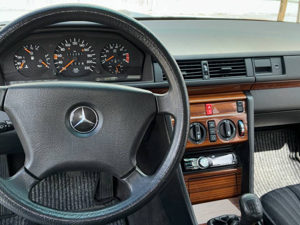 Immagine 12/33 di Mercedes-Benz 230 E (1992)