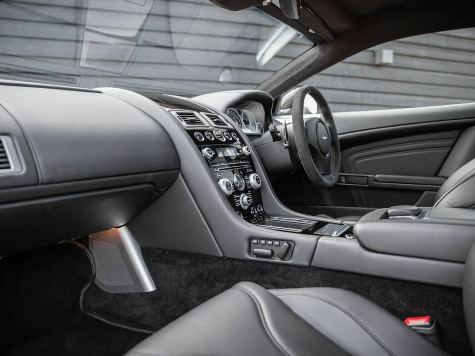 Image 35/50 of Aston Martin DBS (2011)