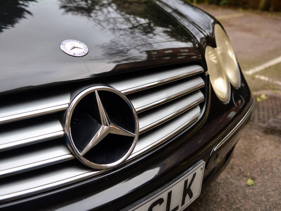 Image 40/49 of Mercedes-Benz CLK 500 (2004)