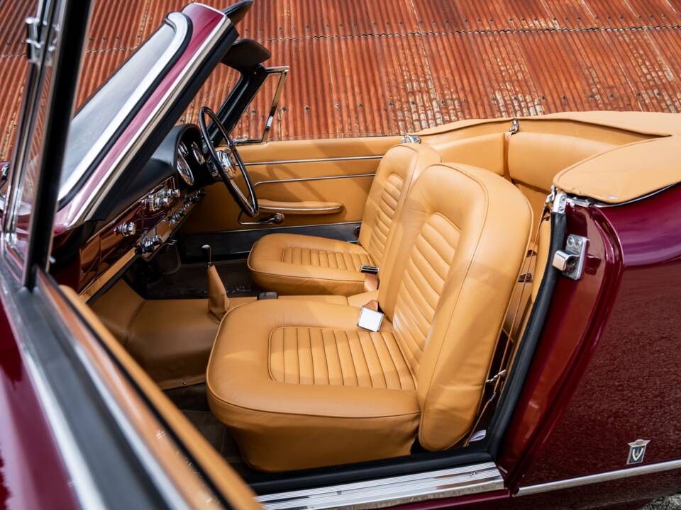 Image 32/51 of Maserati 3500 GTI Spyder Vignale (1963)