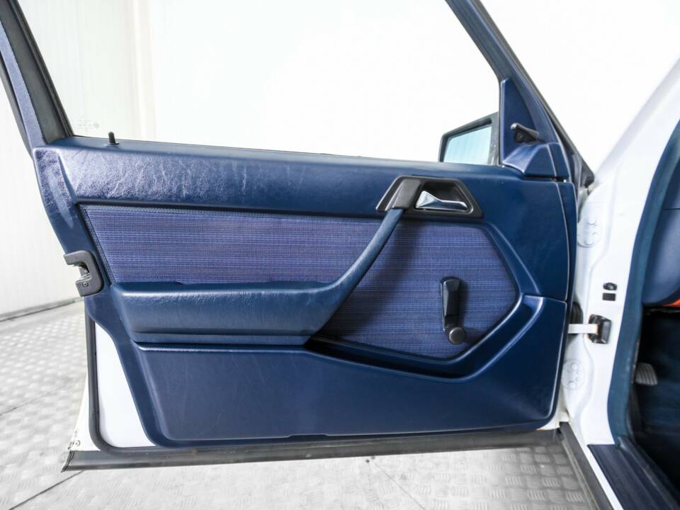 Image 18/50 of Mercedes-Benz 200 (1986)