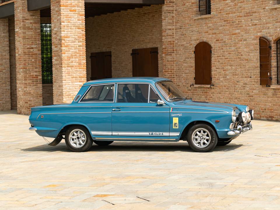 Image 11/50 of Ford Cortina GT (1965)