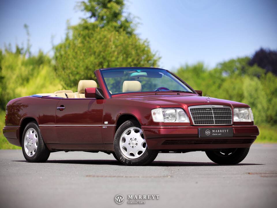 Bild 32/79 von Mercedes-Benz E 220 (1996)