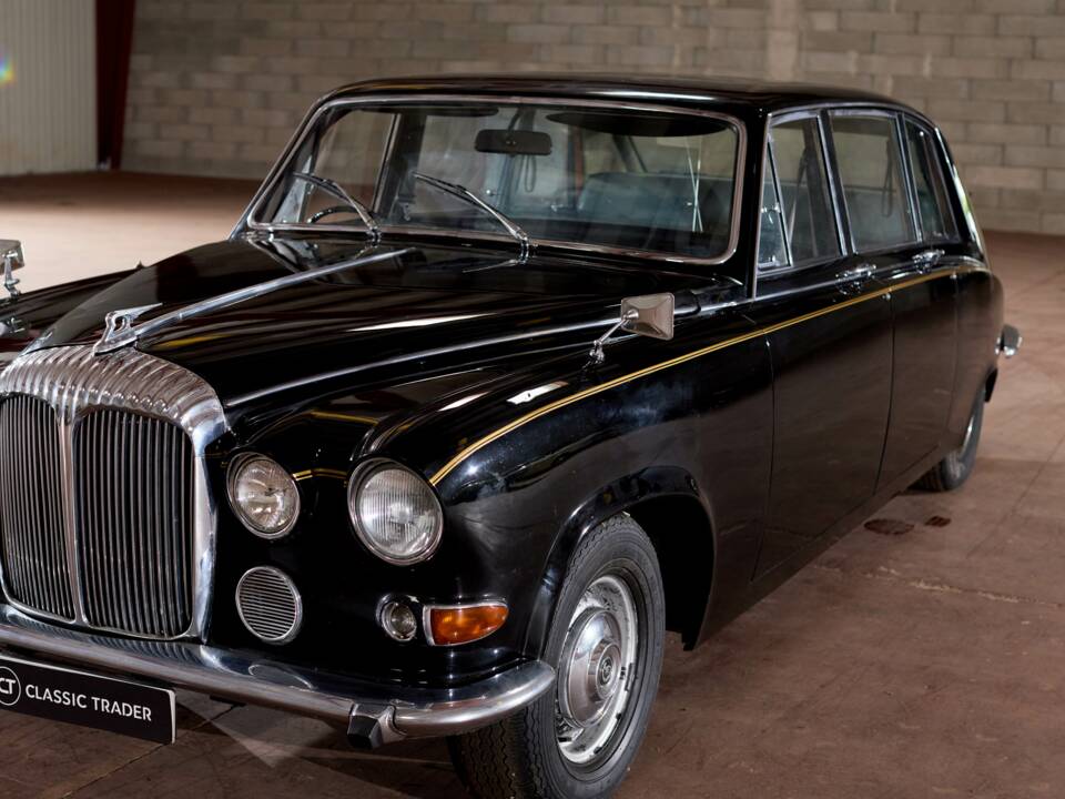 Image 20/70 of Daimler DS 420 (1976)