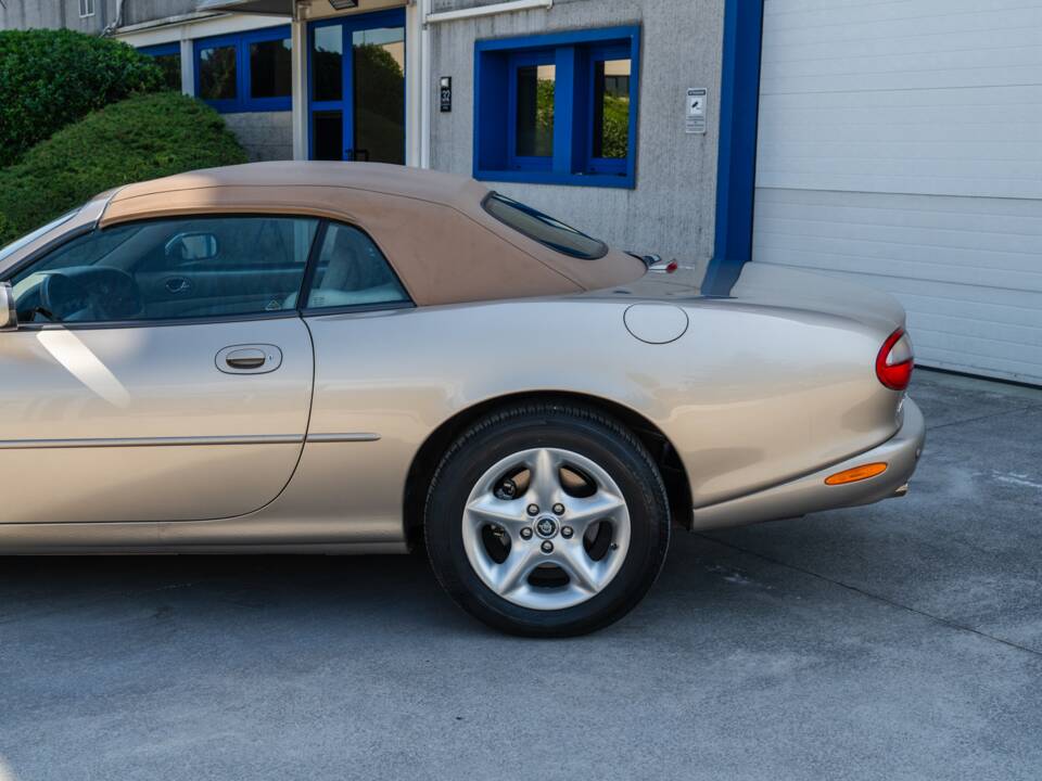 Image 13/91 de Jaguar XK8 4.0 (2000)