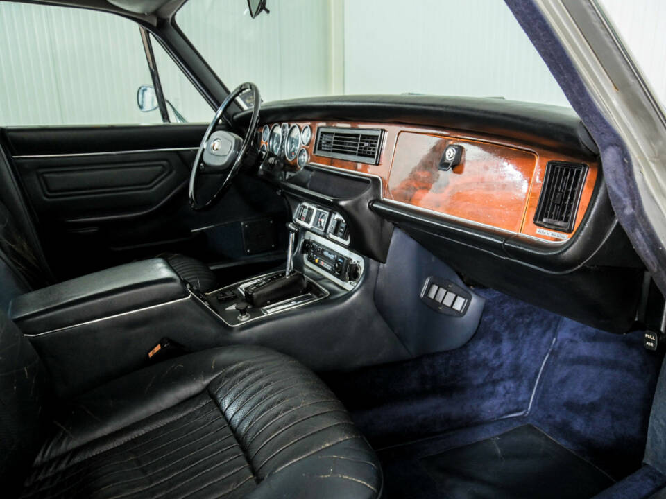 Image 12/50 of Jaguar XJ 12 L (1975)