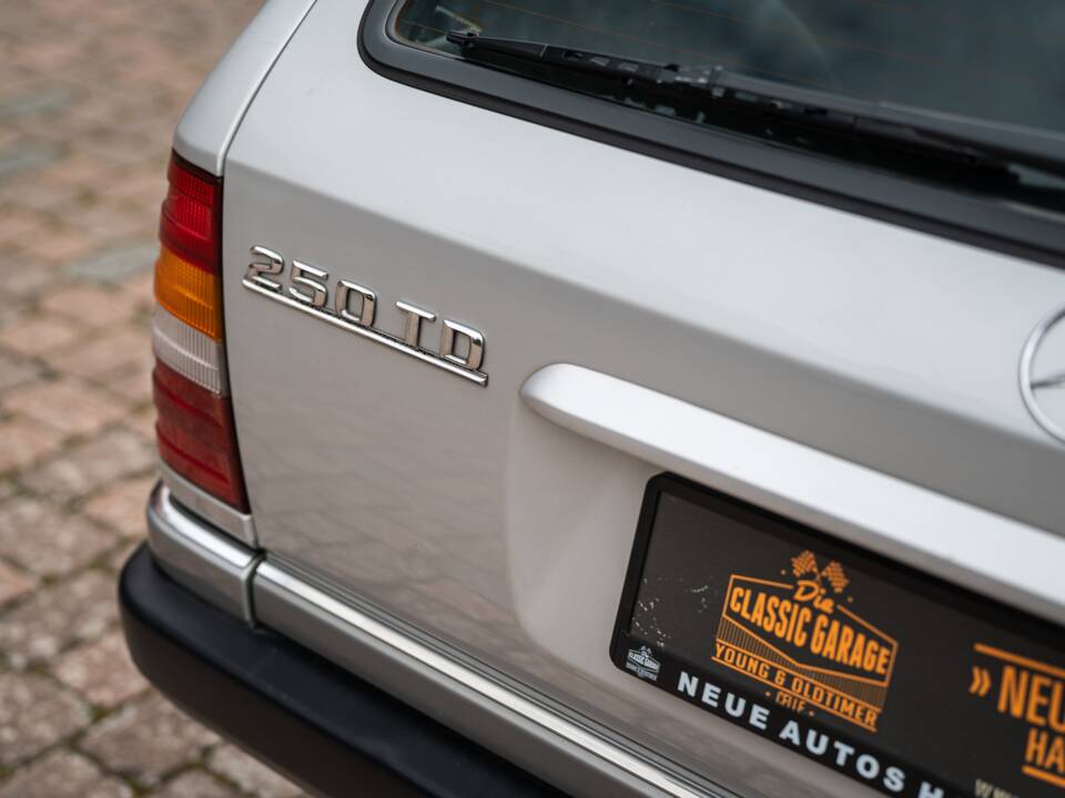 Imagen 13/72 de Mercedes-Benz 250 TD (1991)