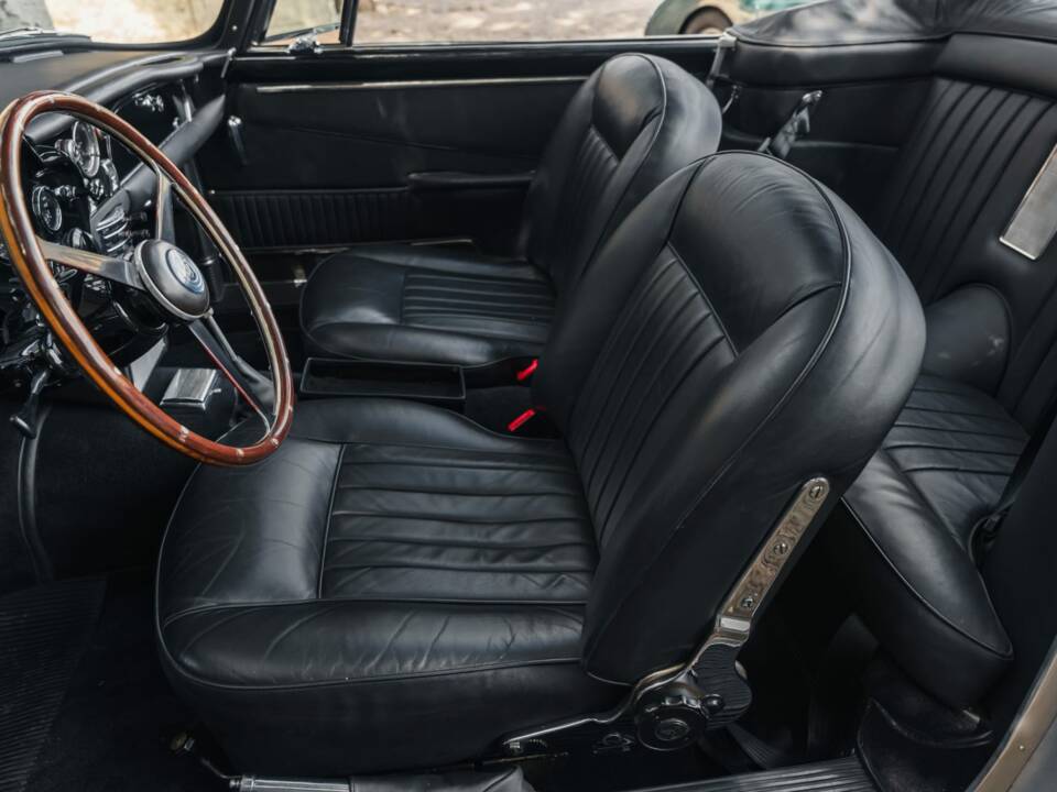 Afbeelding 39/75 van Aston Martin DB 5 Volante (1964)