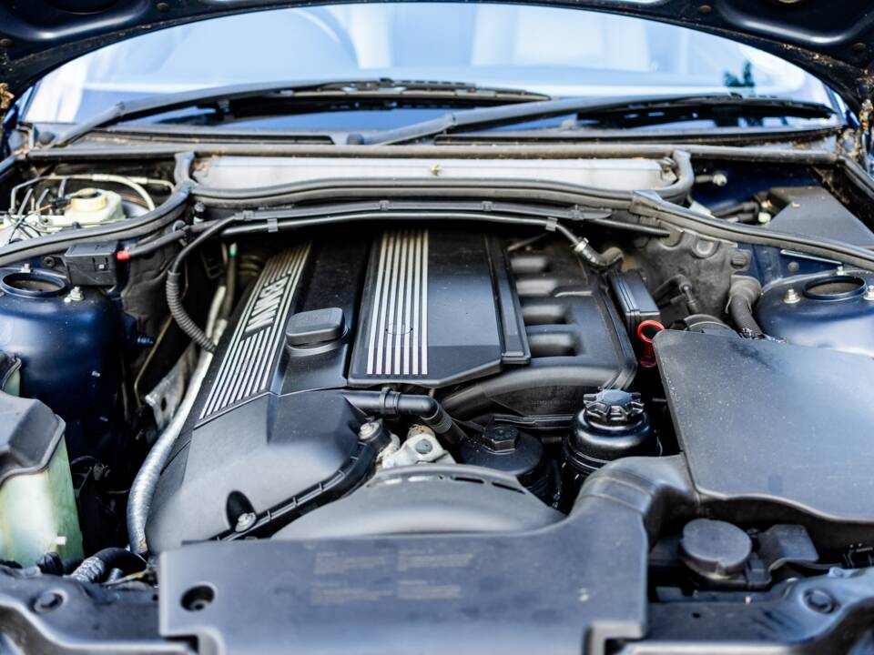 Image 24/38 of BMW 325i (2002)