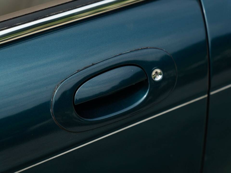 Bild 15/50 von Jaguar XJ6 3.2 (1995)