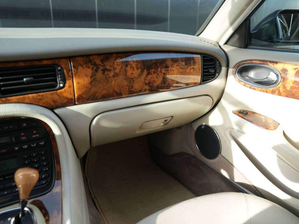 Image 21/30 of Jaguar XJ6 3.2 Sovereign (1997)