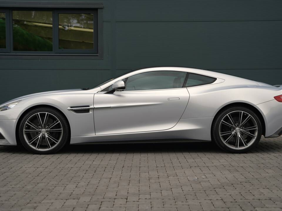 Image 6/50 of Aston Martin Vanquish (2014)