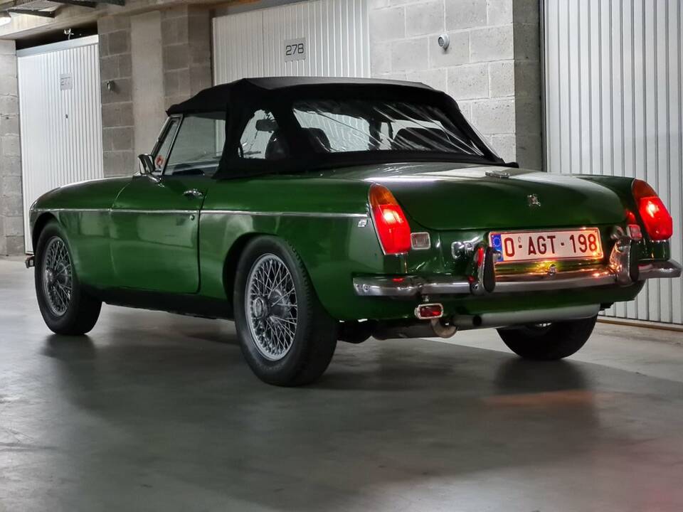 Image 8/8 of MG MGB (1977)