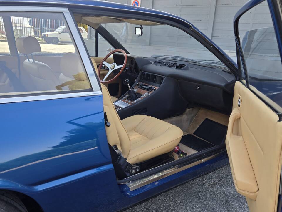 Image 49/77 of Ferrari 365 GT4 2+2 (1975)