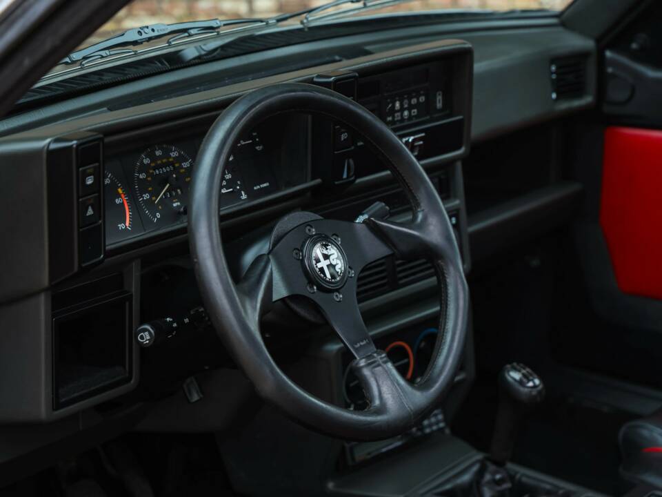 Afbeelding 25/50 van Alfa Romeo 75 3.0 V6 QV (1988)