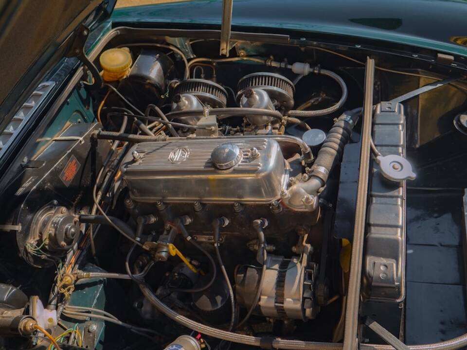 Image 17/50 of MG MGB GT (1974)