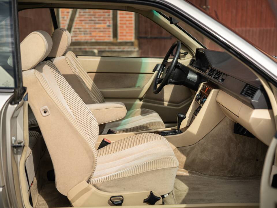 Afbeelding 45/63 van Mercedes-Benz 230 CE (1988)