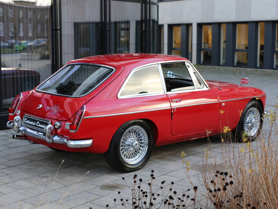 Image 47/67 of MG MGC GT (1969)