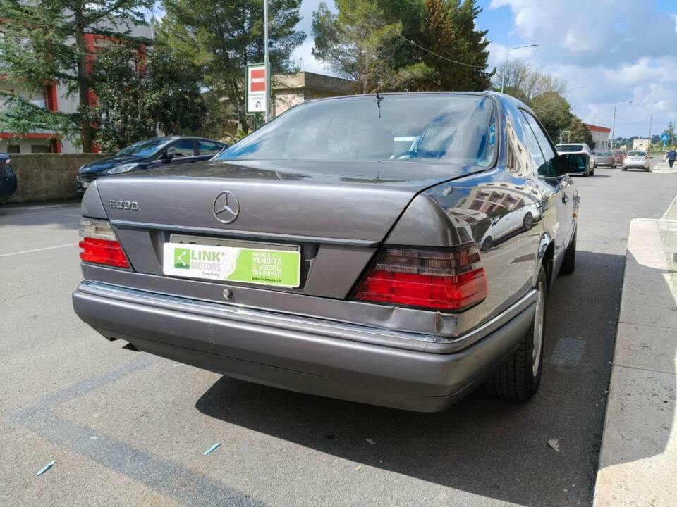 Image 34/35 de Mercedes-Benz E 200 (1995)