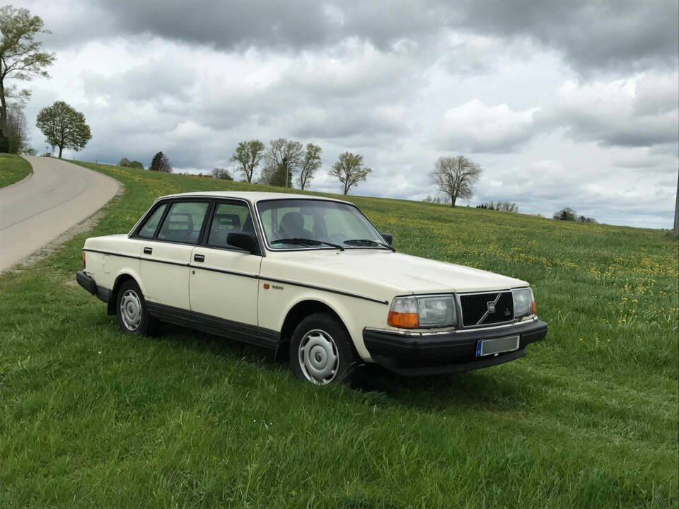 Image 8/8 of Volvo 240 (1988)