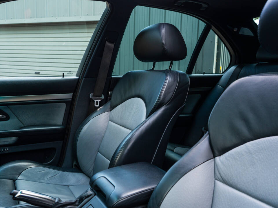 Image 24/56 of BMW M5 (2000)