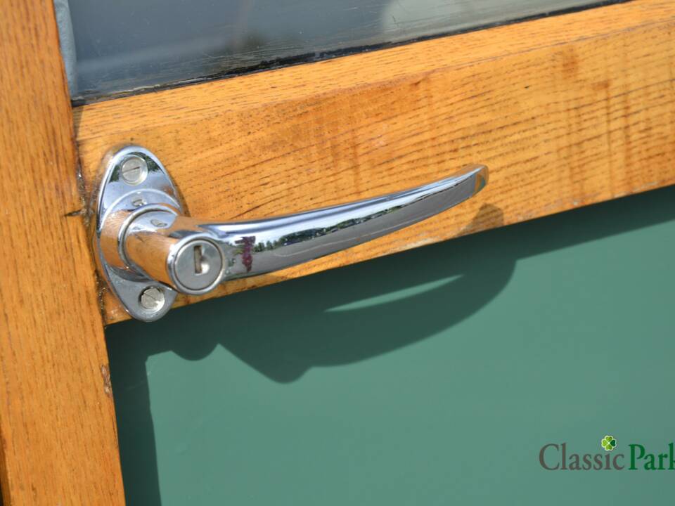 Image 45/50 of Morris Minor 1000 Traveller (1964)