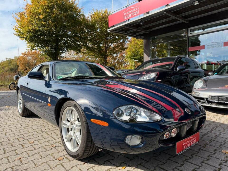 Image 9/35 of Jaguar XK8 4.0 (2002)