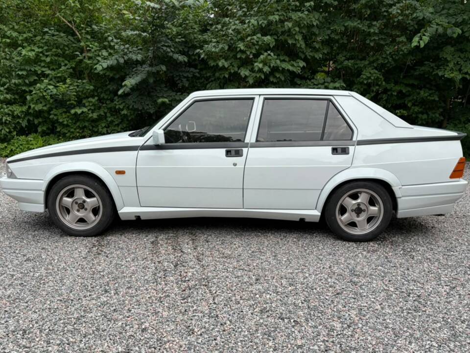 Image 6/8 of Alfa Romeo 75 2.0 TD (1986)