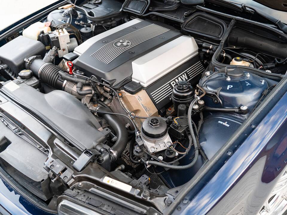 Image 55/55 of BMW 740i (1997)