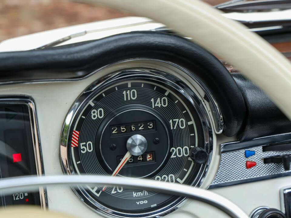 Image 10/50 de Mercedes-Benz 280 SL (1971)