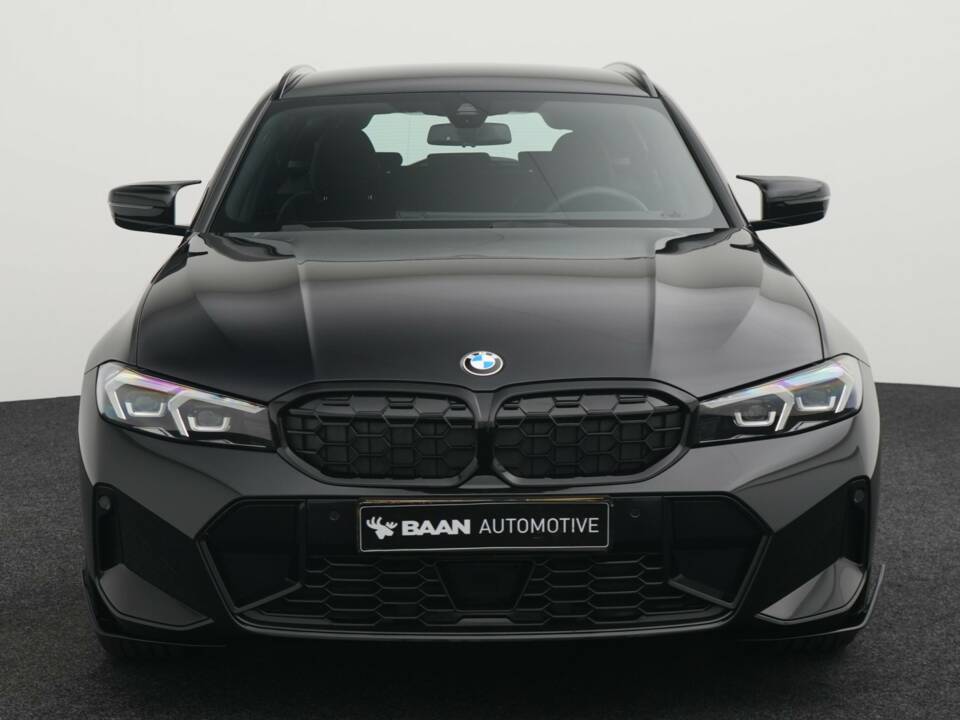 Image 3/50 of BMW 330i xDrive Touring (2025)