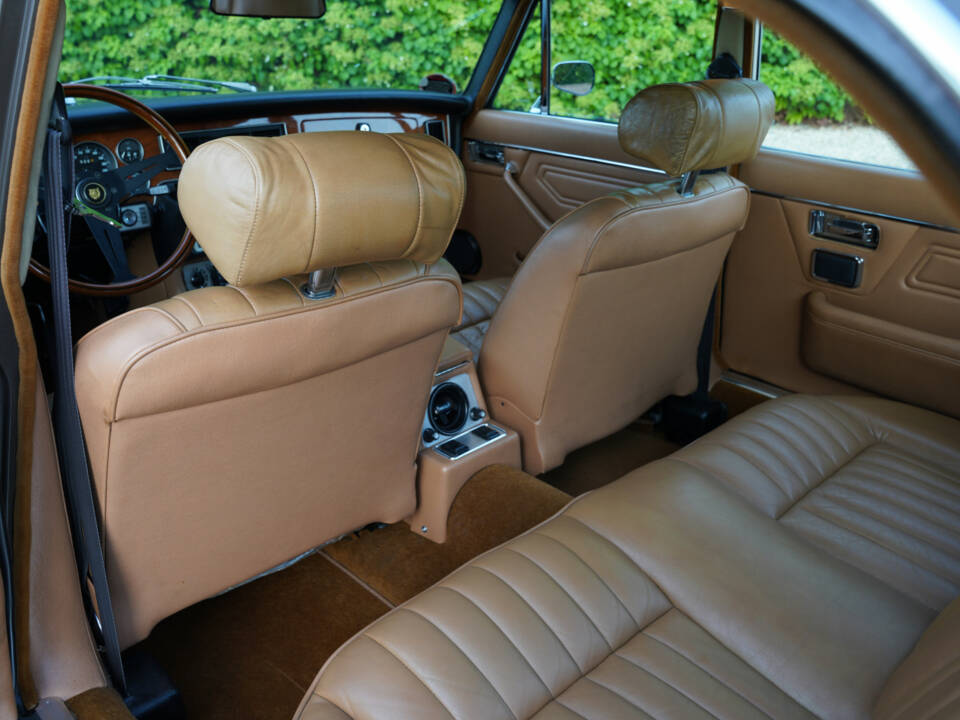 Bild 43/50 von Jaguar XJ 6 L 4.2 (1975)