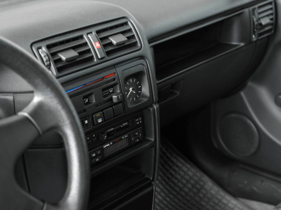 Bild 31/41 von Opel Calibra 2,0 (1991)