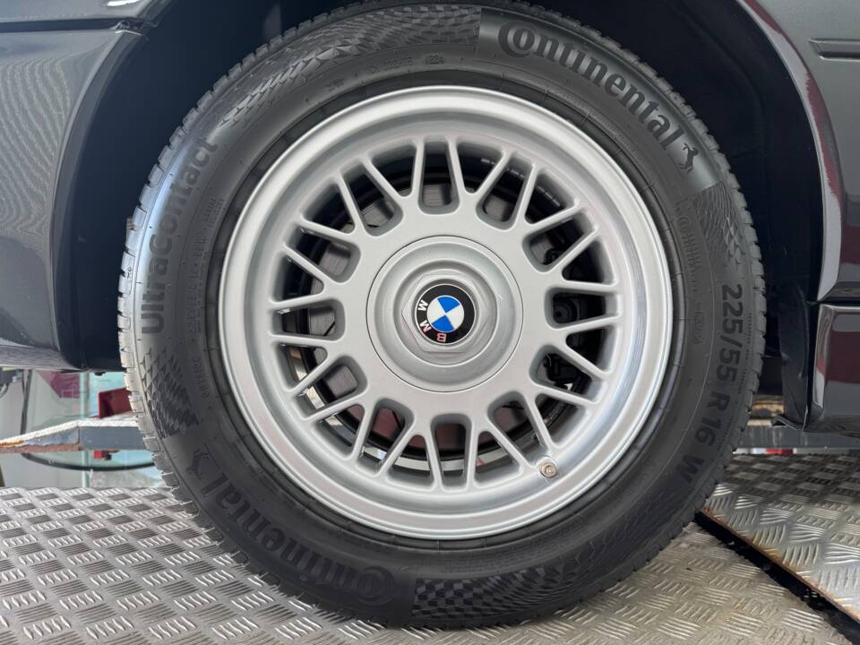 Image 24/37 of BMW 850i (1991)