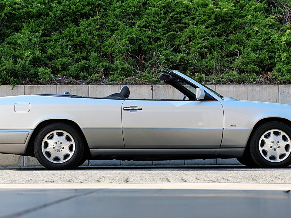 Image 3/74 of Mercedes-Benz E 320 (1997)