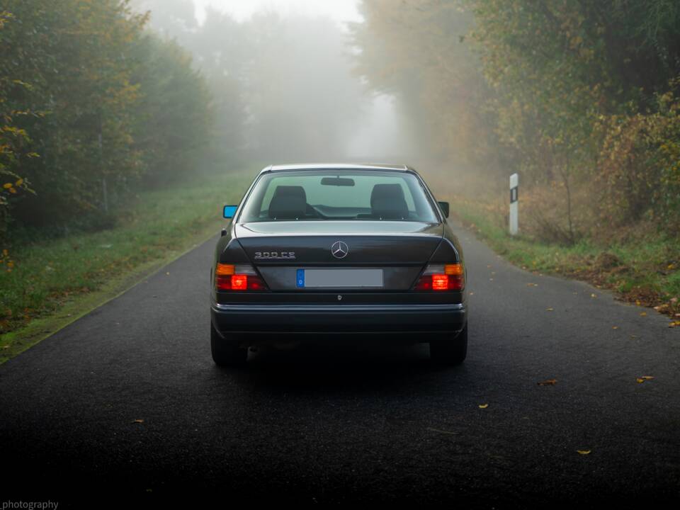 Image 17/36 de Mercedes-Benz 300 CE (1990)